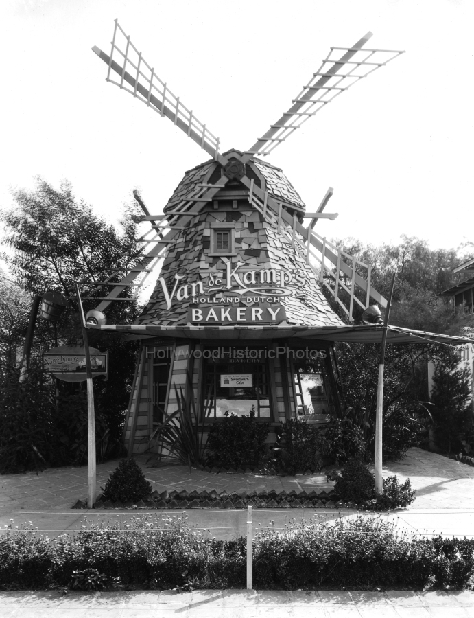 Hollywood 1925 1 Van de Kamps Windmill Bakery on Yucca and Ivar St. wm.jpg